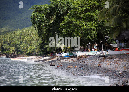 Outrigger barca sulla riva Foto Stock