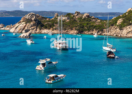 Yacht e Barche in sorprendente azzurro mare acqua in Sardegna, Italia. La vacanza estiva concept Foto Stock