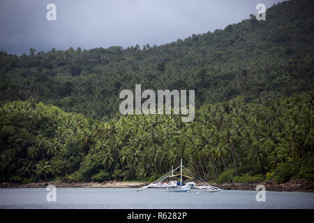 Outrigger barca sulla riva Foto Stock