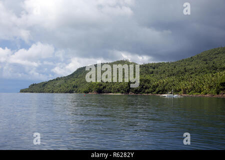 Outrigger barca sulla riva Foto Stock