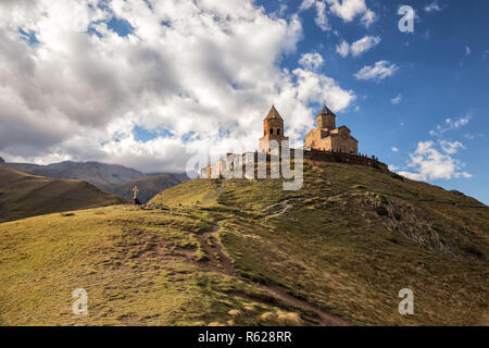 Gergeti Trinity Church sulla cima della montagna contro il cielo, Georgia Foto Stock