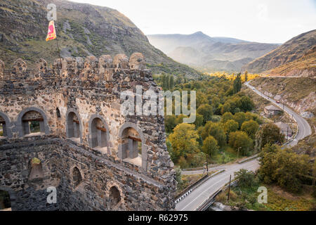 Bella vista dall'alto da fortezza Khertvisi alla valle del fiume Kura, Georgia Foto Stock