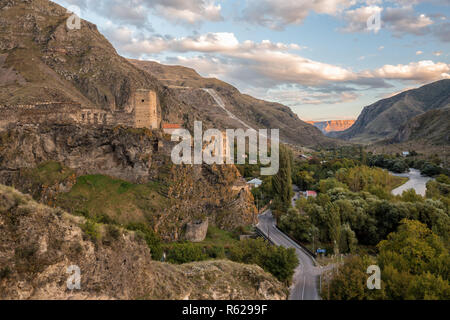 Fortezza di Khertvisi su alta collina rocciosa nella gola alla confluenza del Kura e fiumi Paravani, Georgia Foto Stock