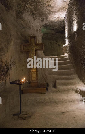 VARDZIA, Georgia - 25 settembre 2018: chiesa della Dormizione, croce per ricordo nella preghiera in una delle grotte del monastero Foto Stock