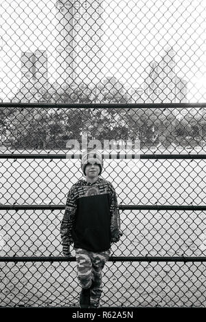 Bambino di nove anni presso la Heckscher Ballfields nel Central Park di New York City, Stati Uniti d'America. Foto Stock