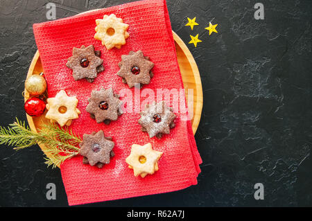 Gruppo di cioccolato e vaniglia linzer cookies in una piastra. Top vi Foto Stock