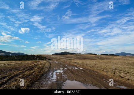 Strada sterrata da qualche parte in Serbia Foto Stock