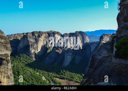 Cielo sereno su Meteora in Grecia Foto Stock