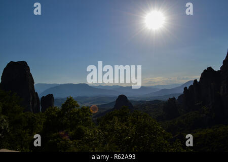 Sun su Meteora montagne in Grecia Foto Stock