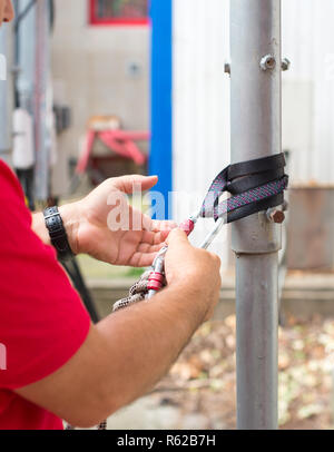 Uomo con carabines sicurezza e strumenti Foto Stock