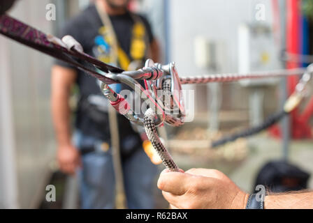 Uomo con carabines sicurezza e strumenti Foto Stock