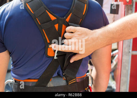 Uomo con carabines sicurezza e strumenti Foto Stock