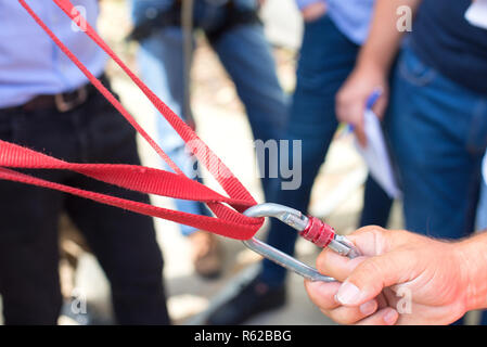 Uomo con carabines sicurezza e strumenti Foto Stock