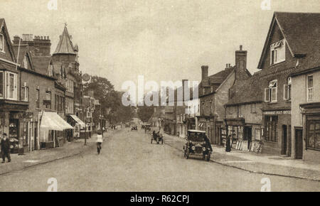 North Street, Midhurst, Midhurst è una città di mercato, la parrocchia e la parrocchia civile nel West Sussex, in Inghilterra. Si trova sul fiume Rother 20 miglia (32 km) la navigazione dal Canale della Manica e a 12 miglia (19 km a nord del capoluogo di contea di Chichester. Il nome di Midhurst è documentata per la prima volta nel 1186 come Middeherst, significato 'Media collina boscosa', o '(place) tra le colline boscose'. Esso deriva dal vecchio le parole in inglese midd (aggettivo) o metà (preposizione), significa "in mezzo", plus hyrst, 'una collina boscosa".[4] Il Normanno St. Ann's Castle risale a circa il 1120, Foto Stock