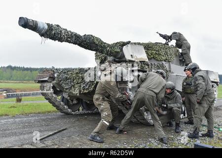 Soldati austriaci con il Bundesheer plotone, lavoro per sostituire un tratto di pista su un Leopard 2A4 serbatoio, durante l'Europa forte sfida del serbatoio (SETC), al settimo Esercito di formazione il comando Grafenwoehr Area Formazione, Grafenwoehr, Germania, 8 maggio 2017. L'Europa forte sfida del serbatoio (SETC) è co-ospitato da U.S. Europa dell'esercito e dell'esercito tedesco, può 7-12, 2017. Il concorso è destinato a sporgere una presenza dinamica, favorire il partenariato militare, promuovere l interoperabilità, e fornisce un ambiente per la condivisione di tattiche, le tecniche e le procedure. Plotoni da sei NATO e i paesi partner sono in th Foto Stock