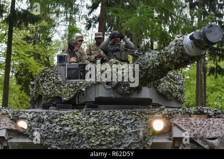 Soldati austriaci con il Bundesheer plotone e U.S. Soldati con 173rd Brigata Aerea, eseguire una chiamata per incendio, durante l'Europa forte sfida del serbatoio (SETC), al settimo Esercito di formazione il comando Grafenwoehr Area Formazione, Grafenwoehr, Germania, 8 maggio 2017. L'Europa forte sfida del serbatoio (SETC) è co-ospitato da U.S. Europa dell'esercito e dell'esercito tedesco, può 7-12, 2017. Il concorso è destinato a sporgere una presenza dinamica, favorire il partenariato militare, promuovere l interoperabilità, e fornisce un ambiente per la condivisione di tattiche, le tecniche e le procedure. Plotoni da sei NATO e partner na Foto Stock