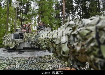 Soldati austriaci con il Bundesheer plotone e U.S. Soldati con 173rd Brigata Aerea, eseguire una chiamata per incendio, durante l'Europa forte sfida del serbatoio (SETC), al settimo Esercito di formazione il comando Grafenwoehr Area Formazione, Grafenwoehr, Germania, 8 maggio 2017. L'Europa forte sfida del serbatoio (SETC) è co-ospitato da U.S. Europa dell'esercito e dell'esercito tedesco, può 7-12, 2017. Il concorso è destinato a sporgere una presenza dinamica, favorire il partenariato militare, promuovere l interoperabilità, e fornisce un ambiente per la condivisione di tattiche, le tecniche e le procedure. Plotoni da sei NATO e partner na Foto Stock