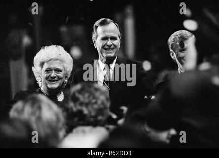 Candidato presidenziale George H.W. Bush e sua moglie Barbara Bush e vice candidato presidenziale Dan Quayle riconoscere la folla nel 1992 alla Convention Nazionale Repubblicana a Houston, Texas. Foto Stock