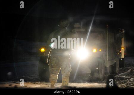 Stati Uniti Pfc dell'esercito. Isaia Bennett, con sede e Sede Società, 28th Expeditionary combattere la Brigata Aerea, guide una elevata mobilità multiuso di veicolo a ruote durante una formazione sul campo esercizio a Fort Indiantown Gap, Pennsylvania Novembre 16, 2018. Foto Stock