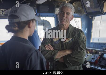 Mare delle Filippine (nov. 17, 2018) posteriori Adm. Karl O. Thomas, commander, battle force settima flotta, parla all'ENS. Julianne Dahlman, da Charleston, S.C., sul Ticonderoga-class guidato-missili cruiser USS Chancellorsville (CG 62) durante una visita programmata. Chancellorsville è distribuita negli Stati Uniti 7 flotta area di operazioni a sostegno della sicurezza e della stabilità nella regione Indo-Pacifico. Foto Stock