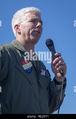 Mare delle Filippine (nov. 17, 2018) posteriori Adm. Karl O. Thomas, commander, battle force settima flotta, parla all'equipaggio della Ticonderoga-class guidato-missili cruiser USS Chancellorsville (CG 62) sul castello di prua durante una visita programmata. Chancellorsville è distribuita negli Stati Uniti 7 flotta area di operazioni a sostegno della sicurezza e della stabilità nella regione Indo-Pacifico. Foto Stock