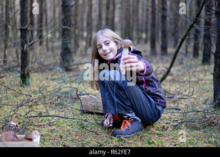 Ragazza raccoglie funghi Foto Stock