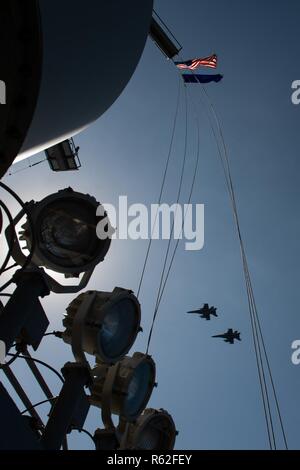 Mare delle Filippine (nov. 17, 2018) Due EA-18G Growlers, con attacco elettronico Squadron (VAQ) 133, volare in formazione oltre il ponte di volo della Nimitz-class portaerei USS John C. Stennis (CVN 74). John C. Stennis è in corso e la conduzione di operazioni in acque internazionali come parte di un vettore doppio sciopero vigore esercizio. Gli Stati Uniti Marina ha pattugliato l'Indo-Pacifico regione di routine per più di 70 anni di promuovere la sicurezza regionale, la stabilità e la prosperità. Foto Stock