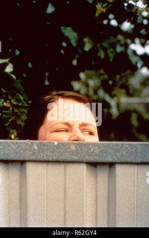 Amore Serenade, Australien 1996 Regie: Shirley Barrett - Ken Sherry (George Shevtsov), neuer Radio-DJ in der Kleinstadt Sunray und Nachbar der Zwillinge Vicki-Ann (Rebecca Frith) und Dimity (Miranda Otto), bringt eben diese Nachbarinnen durcheinander bzw Sie sich selbst und ihr bisher loyales Schwestern-Verhältnis, tutti das für einen Typen, der ungefähr doppelt così alt ist wie sie und auch noch andere Nachteile hat. Ken Sherry (George Shevtsov), la nuova radio DJ nella piccola cittadina di Sunray e vicino al Gemelli Vicki-Ann (Rebecca Frith) e Dimity (Miranda Otto), appena sconvolge questi vicini o egli Foto Stock