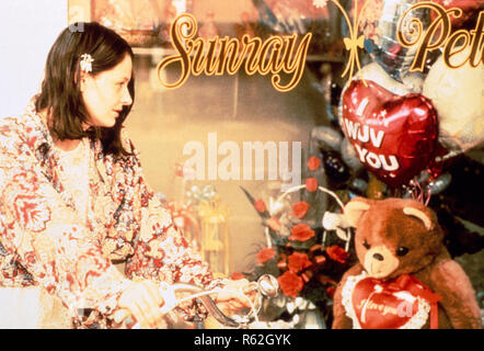 Amore Serenade, Australien 1996 Regie: Shirley Barrett - Ken Sherry (George Shevtsov), neuer Radio-DJ in der Kleinstadt Sunray und Nachbar der Zwillinge Vicki-Ann (Rebecca Frith) und Dimity (Miranda Otto), bringt eben diese Nachbarinnen durcheinander bzw Sie sich selbst und ihr bisher loyales Schwestern-Verhältnis, tutti das für einen Typen, der ungefähr doppelt così alt ist wie sie und auch noch andere Nachteile hat. Ken Sherry (George Shevtsov), la nuova radio DJ nella piccola cittadina di Sunray e vicino al Gemelli Vicki-Ann (Rebecca Frith) e Dimity (Miranda Otto), appena sconvolge questi vicini o egli Foto Stock