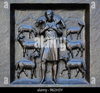 Gesù Cristo, il buon pastore, rilievo sulla porta del Grossmunster ("grande minster') Chiesa di Zurigo, Svizzera Foto Stock