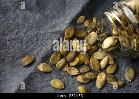 Macedonia di frutta con la figura sulla piastra in ceramica con ingredienti in legno bianco verticale della tabella Foto Stock