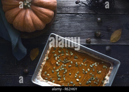 Macedonia di frutta con la figura sulla piastra in ceramica con ingredienti in legno bianco verticale della tabella Foto Stock