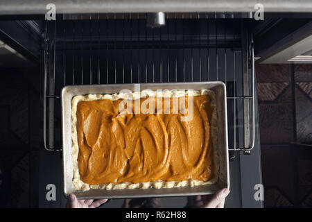 Macedonia di frutta con la figura sulla piastra in ceramica con ingredienti in legno bianco verticale della tabella Foto Stock