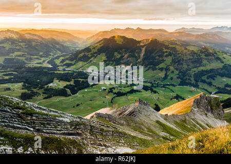 Vista sörenberg e l'Entlebuch dal Brienzer Rothorn, Oberland bernese, Svizzera Foto Stock