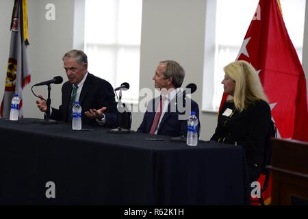 USSOCOM ex comandante esercito pensionato Gen. Bryan "Doug" marrone rende commenti sulla leadership come anche ex comandante USSOCOM Adm. Eric T. Olson e esercito pensionato gen. Ann Dunwoody, l'esercito la prima donna a quattro stelle, ascoltare durante una cerimonia in onore di gen. Peter J. Schoomaker presso l Università di Tampa a Tampa, Florida, nov. 19, 2018. Foto Stock