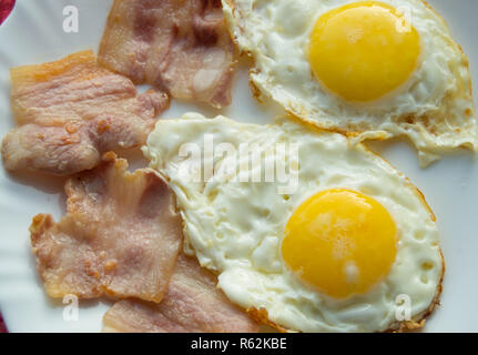 La deliziosa prima colazione - piastra bianca di uova fritte, pancetta Foto Stock