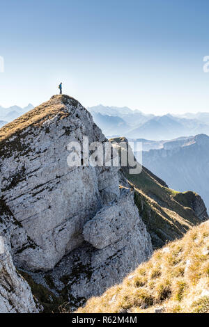 Arrivati al vertice, scalatore in cima all'Hengst, Schrattenfluh, Svizzera Foto Stock