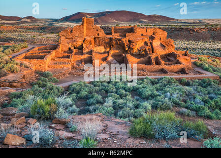 Wupatki Pueblo rovina di sunrise, Wupatki National Monument, Arizona, Stati Uniti d'America Foto Stock