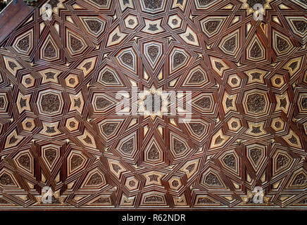 Primo piano della arabesque ornamenti di vecchia età minbar decorato di Sultan al Nasir Muhammad ibn Qalawun moschea, vecchio Cairo, Egitto Foto Stock