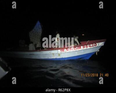 Con l aiuto di una luce spot Guardacoste Thetis (WMEC-910) il suo equipaggio si trova la nave alla deriva con sei popolo giamaicano a bordo. Il giamaicano superstiti ha dichiarato che essi erano alla deriva per due giorni ed erano in esecuzione delle disposizioni. Foto Stock