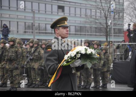 Un soldato lituano porta un bouquet di fiori durante il centenario sfilata di ristabilimento dell'esercito lituano di Vilnius, Lituania, nov. 24, 2018. Più di 20 nazioni hanno partecipato al secolo lituano parata e la loro proclamazione di indipendenza dall'impero russo. Foto Stock