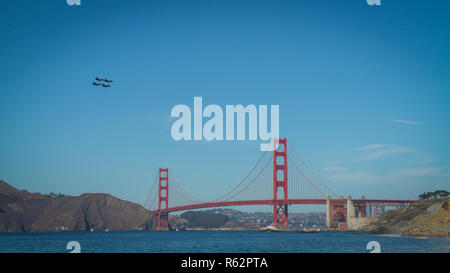 Jet da combattimento sopra il Golden Gate Bridge di San Francisco a settimana della flotta Foto Stock