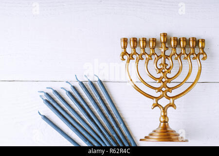 Tradizionali piatti Hanukkah sul bianco tavolo in legno vista superiore Foto Stock