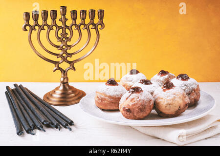 Tradizionali piatti Hanukkah sul bianco tavolo in legno vista superiore Foto Stock