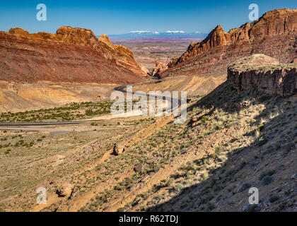 I-70 Interstate Freeway in Spotted Wolf Canyon, attraversando San Rafael Reef scogliere, San Rafael Swell area Altopiano del Colorado, Utah, Stati Uniti d'America Foto Stock