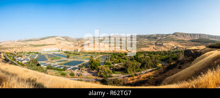 Panorama di Hamat Gader resort. Zoo fattoria di coccodrilli e sorgenti calde nel sito della Yarmouk River Valley, utilizzate fin dall'antichità classica. Foto Stock