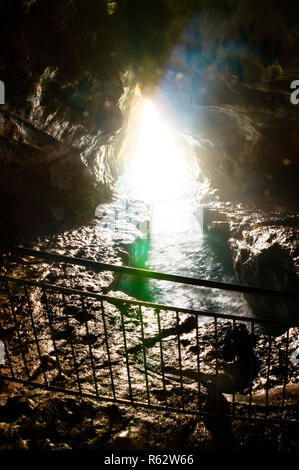 Naturale stupefacente grotta rotonda nel Rosh Hanikra Parco Nazionale di scogliere appare come entrata principale per la montagna fatta dalla potenza della natura del mediterraneo Foto Stock