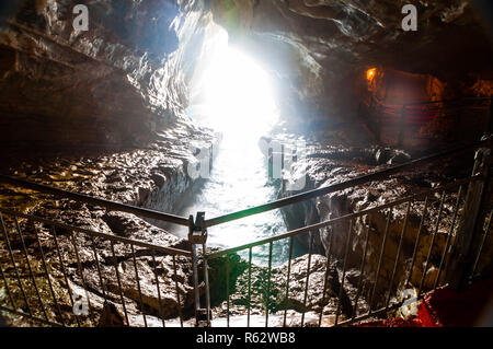 Naturale stupefacente grotta rotonda nel Rosh Hanikra Parco Nazionale di scogliere appare come entrata principale per la montagna fatta dalla potenza della natura del mediterraneo Foto Stock
