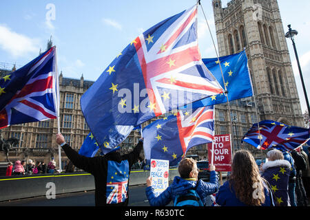 Londra, Regno Unito. 3 dicembre, 2018. Pro-UE gli attivisti da SODEM (Stand di Defiance Movimento Europeo) protesta di fronte al Parlamento. Credito: Mark Kerrison/Alamy Live News Foto Stock