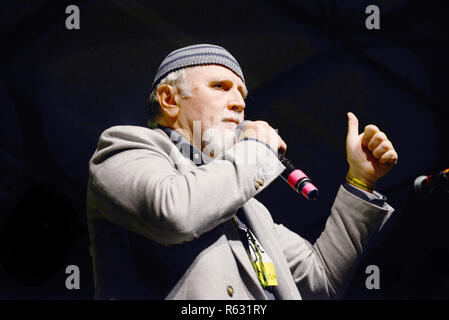 Roma, Largo Venue, diritti verso il futuro la manifestazione di Amnesty International per celebrare il settantesimo anniversario della Dichiarazione dei diritti dell'uomo. Nella foto Moni Ovadia. Foto Stock